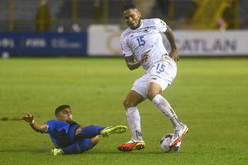 El futbolista panameño, Eric Davis (der.) durante el partido contra El Salvador en el estadio Cuscatlán en el 2021.