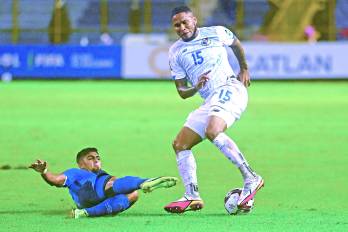 El futbolista panameño, Eric Davis (der.) durante el partido contra El Salvador en el estadio Cuscatlán en el 2021.