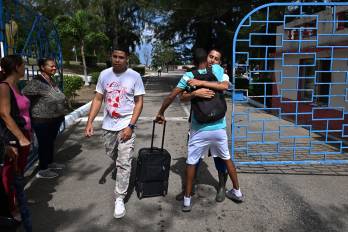 Personas se reencuentran con excarcelados afuera de la prisión de La Lima este viernes, en La Habana (Cuba).