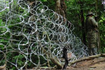 Un miembro del Senafront hace guardia en el punto Asti, en la provincia de Darién, municipio de Acandí, frontera entre Colombia y Panamá, el 16 de julio de 2024.
