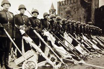 Rusia, en forma de la Unión Soviética, jugó un papel central en la Segunda Guerra Mundial, siendo la principal fuerza militar que derrotó a la Alemania nazi.