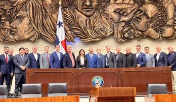 La reunión fue solicitada por la Embajada de Estados Unidos y se realizó en el Salón Azul de la Asamblea Nacional.