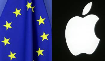 Esta combinación de fotografías de archivo muestra la bandera de la Unión Europea en el edificio de la Comisión Europea en Bruselas, el 23 de abril de 2021, y el logotipo del grupo informático estadounidense Apple, el 20 de septiembre de 2005 en París, el primer día.
