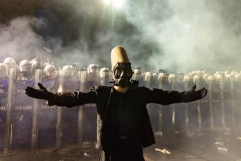 Un manifestante vestido con un traje de derviche giratorio realiza una actuación frente a las barricadas de la policía antidisturbios turca mientras intenta marchar hacia la Plaza Taksim desde la sede del municipio de Estambul durante una protesta contra la detención del alcalde de Estambul, Ekrem Imamoglu, en Estambul, Turquía.