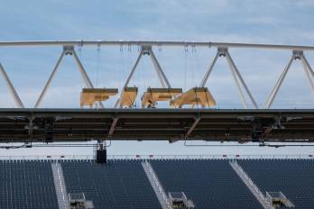 Fotografía que muestra la instalación de un cartel de la FIFA en el Toronto Stadium, en Toronto (Canadá), el pasado 4 de junio.