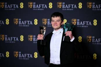 El actor británico Robert Aramayo posa con el premio a Mejor Actor Protagonista por la película ‘I Swear’ durante la ceremonia de los Premios BAFTA de la Academia Británica de Cine.