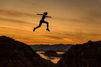 El auge de tendencias como mindfulness y coaching evidencia la búsqueda empresarial de herramientas para sostener el éxito y promover cambios personales profundos.