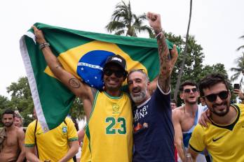 Aficionados de Brasil y Escocia se reúnen en Ocean Drive, en Miami Beach, antes del partido de la Copa Mundial de la FIFA de este miércoles.