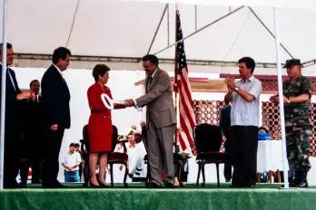 Mireya Moscoso realizando el acto de entrega de las instalaciones correspondientes a la Fundación Ciudad del Saber, el 30 de noviembre de 1999.