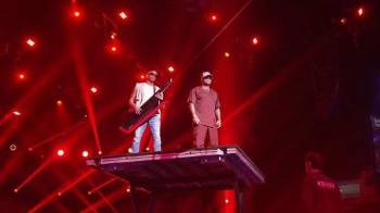 Sergio George junto a Wisin promocionando su más reciente sencillo, “La vida es una fiesta” en los Premios Juventud.