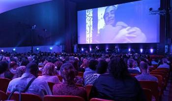 Personas asisten a la sala de cine Charles Chaplin donde se inaugura el 44 Festival Internacional de Cine latinoamericano, hoy en La Habana (Cuba).