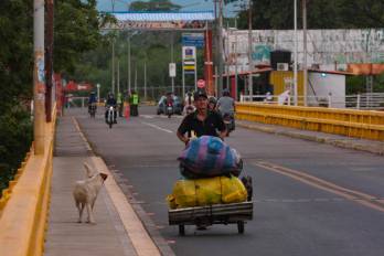 Varias personas fueron captadas este miércoles, 3 de diciembre, al cruzar -desde Venezuela hacia Colombia- el puente Francisco de Paula Santander, en Cúcuta (Colombia). EFE/Mario Caicedo