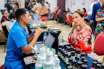 El cooperativismo fomenta el desarrollo social y económico local, creando empleo inclusivo y equitativo, y promoviendo la sostenibilidad y el desarrollo comunitario.