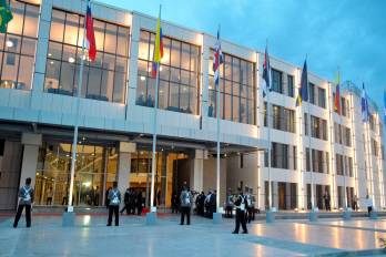 Fotografía de archivo de un vista general de la fachada principal de la sede permanente del Parlamento Latinoamericano y Caribeño (Parlatino), en Ciudad de Panamá.