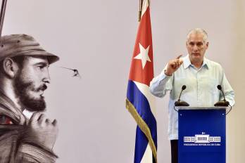 Fotografía cedida por la Presidencia de Cuba que muestra al presidente de Cuba, Miguel Díaz-Canel, hablando durante una rueda de prensa en La Habana (Cuba).
