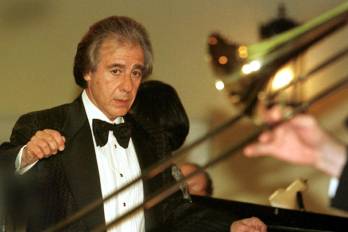 Fotografía de archivo del 17 de abril de 2005 del compositor Lalo Schifrin, durante una presentación en el Lincoln Center en Nueva York (EE.UU.). Schifrin, reconocido internacionalmente por crear la banda sonora de la serie original de la saga 'Misión: Imposible'.