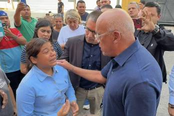 La fotografía, difundida por la Presidencia de la Asamblea Nacional de Venezuela, muestra al presidente de esa entidad, Jorge Rodríguez (der.), conversando con un familiar de un preso político a las afueras de la prisión Zona 7 de la Policía Nacional Bolivariana para visitarlos en Caracas el 6 de febrero de 2026.