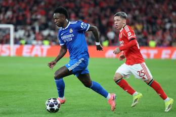 El jugador del Real Madrid, Vinícius Junior (izq.), y el futbolista del Benfica, Gianluca Prestianni.