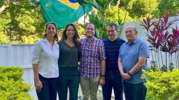 Los rehenes eran: Magallí Meda, Claudia Macero, Omar González, Pedro Urruchurtu y Humberto Villalobos, quienes permanecían resguardados en una sede diplomática bajo severas condiciones de aislamiento.