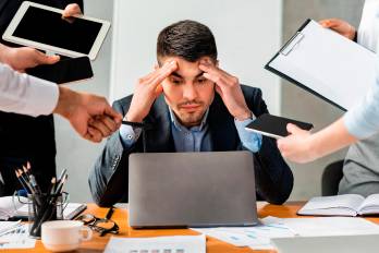 La autorregulación emocional permite afrontar situaciones de estrés con mayor claridad y criterio.