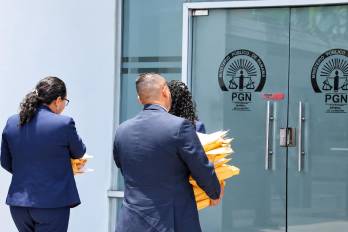 Personas ingresan documentación a la sede del Ministerio Público, institución encargada de investigar posibles delitos y determinar si existen elementos para abrir procesos penales.