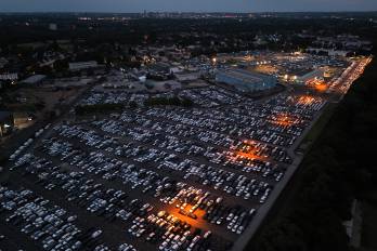 Una vista aérea muestra autos de varias marcas estacionados y listos para la venta en una terminal logística de vehículos en Essen, al oeste de Alemania.