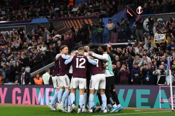 El equipo del Aston Villa celebrando uno de los goles ante el Nottingham Forest.