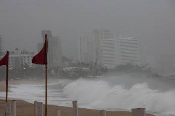 Vista general de la playa en la bahía de Acapulco, estado de Guerrero (México).