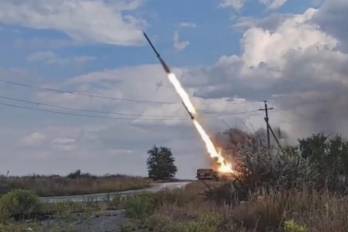 Una imagen fija tomada de un video proporcionado por el servicio de prensa del Ministerio de Defensa de Rusia muestra la tripulación del sistema de lanzamiento múltiple de cohetes ‘Uragan’.