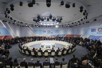 Funcionarios asisten a una sesión plenaria en el formato de alcance/Brics Plus en la cumbre de Brics en Kazán, Rusia, el 24 de octubre de 2024. La cumbre se lleva a cabo del 22 al 24 de octubre.