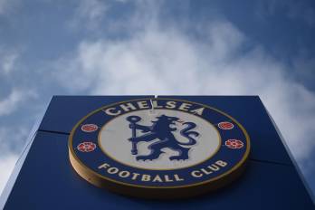 La Premier League ha sancionado al Chelsea con una multa de 10 millones de libras (11,5 millones de euros) y con un año sin poder fichar, suspendido si no reinciden.