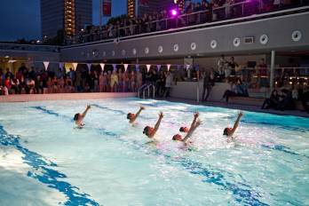 Performance ‘Le Plongeon’ en el río sena en París, 2010.