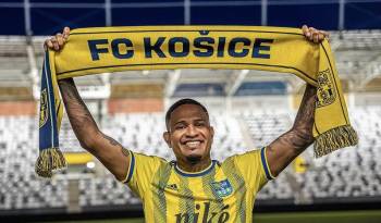 El futbolista Eric Davis durante su presentación con el FC Kosice.