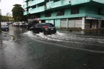 Las quejas por daños en los vehículos debido al agua acumulada en las calles es cosa de todos los días.