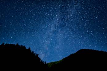 Bajo el cielo nocturno, Nuevo Arraiján despide un año marcado por la reflexión, la fe y la resiliencia.