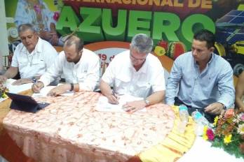 Miembros de la directiva durante la firma.