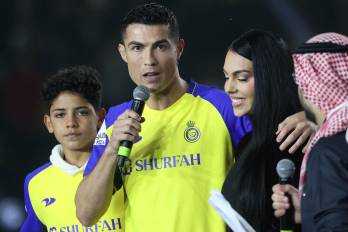 Cristiano Ronald Jr. (izq.), junto a su padre, Cristiano Ronaldo.