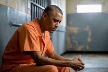 Imagen del video generado con IA que muestra a Barack Obama en prisión, compartido por Trump en Truth Social el 20 de julio de 2025