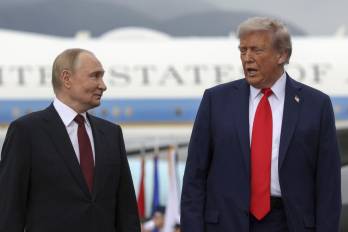 El presidente de Estados Unidos, Donald Trump, y su homólogo de Rusia, Vladímir Putin, posan en Anchorage.