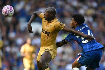 El defensa inglés del Chelsea, Josh-Kofi Acheampong (D), compite con el delantero francés del Crystal Palace, Jean-Philippe Mateta (I) durante el partido de la Premier League inglesa.