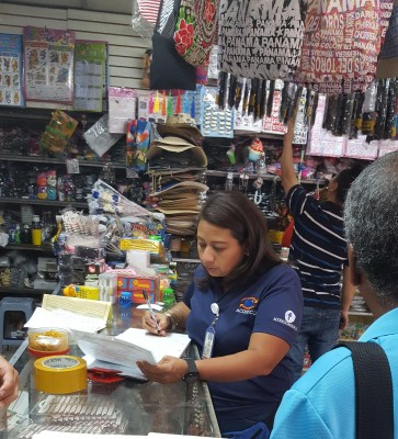 La Ley 1 de 2018 que promueve el uso de bolsas reutilizables y prohíbe el uso de bolsas plásticas con polietileno.