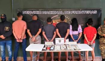 En el sector de Lajas Blancas, en Darién, decomisan presunta sustancia ilícita (marihuana) y dinero en efectivo a varias personas.