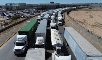 Fotografía aérea donde se observan filas de camiones en espera para cruzar hacia EE.UU., el 29 de abril de 2024, en Ciudad Juárez, Chihuahua (México).