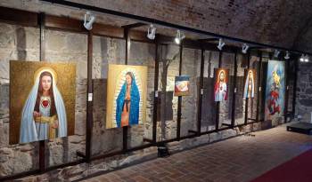 La exposición mezcla aspectos de la cultura panameña con elementos católicos.