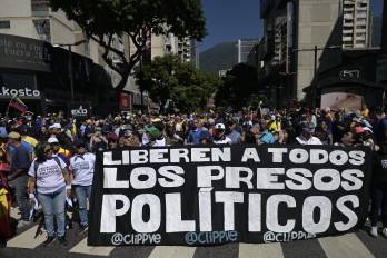 Gobierno venezolano reanuda excarcelaciones en medio de crisis política.