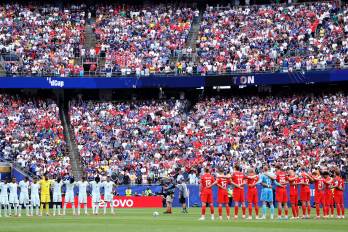 Los jugadores guardan un minuto de silencio en memoria de las víctimas de los terremotos en Venezuela antes del partido del Grupo I de la Copa Mundial de la FIFA 2026 entre Noruega y Francia, disputado en el Boston Stadium, el 26 de junio de 2026, en Foxborough, Massachusetts.