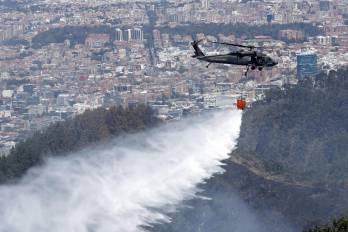 Un helicóptero de la Fuerza Aérea Colombiana (FAC) participa en labores de extinción de los incendios en los cerros orientales de Bogotá.