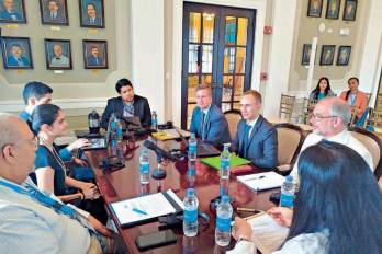Reunión entre equipo de trabajo de la DGI y del Foro Global de la OCDE realizada en ciudad de Panamá.