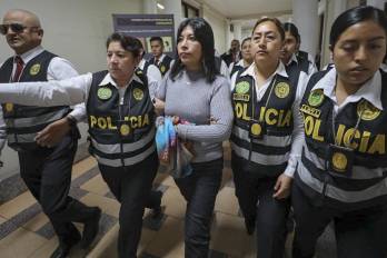 Esta fotografía distribuida por el Poder Judicial peruano muestra a la ex jefa de gabinete del Perú, Betsy Chávez, esposada y escoltada por personal de la Policía Nacional a su llegada a la Corte Suprema de Investigación Preparatoria en el Palacio de Justicia de Lima el 21 de junio de 2023.