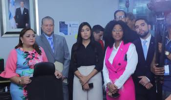 Castañeda y Chandler efectuaron un recorrido por la mayoría de las instalaciones de la Asamblea Nacional.